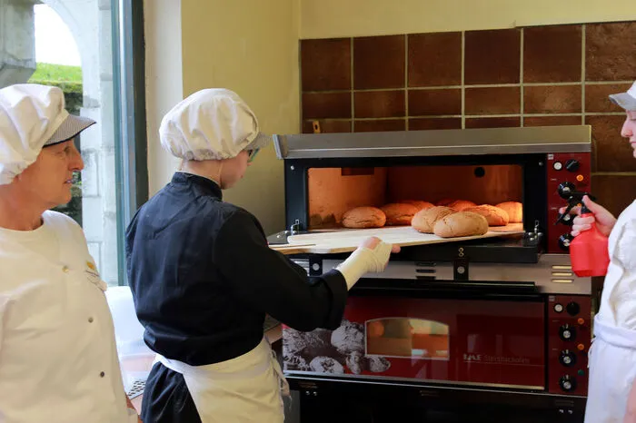 Der Duft von Brot und Gebäck lockte die Gäste zu einem genussvollen Vitalfrühstück, mit dem auch die Schülerinnen und Schüler der prämierten „Gesunden Schule“ für gewöhnlich ihren Schultag beginnen.