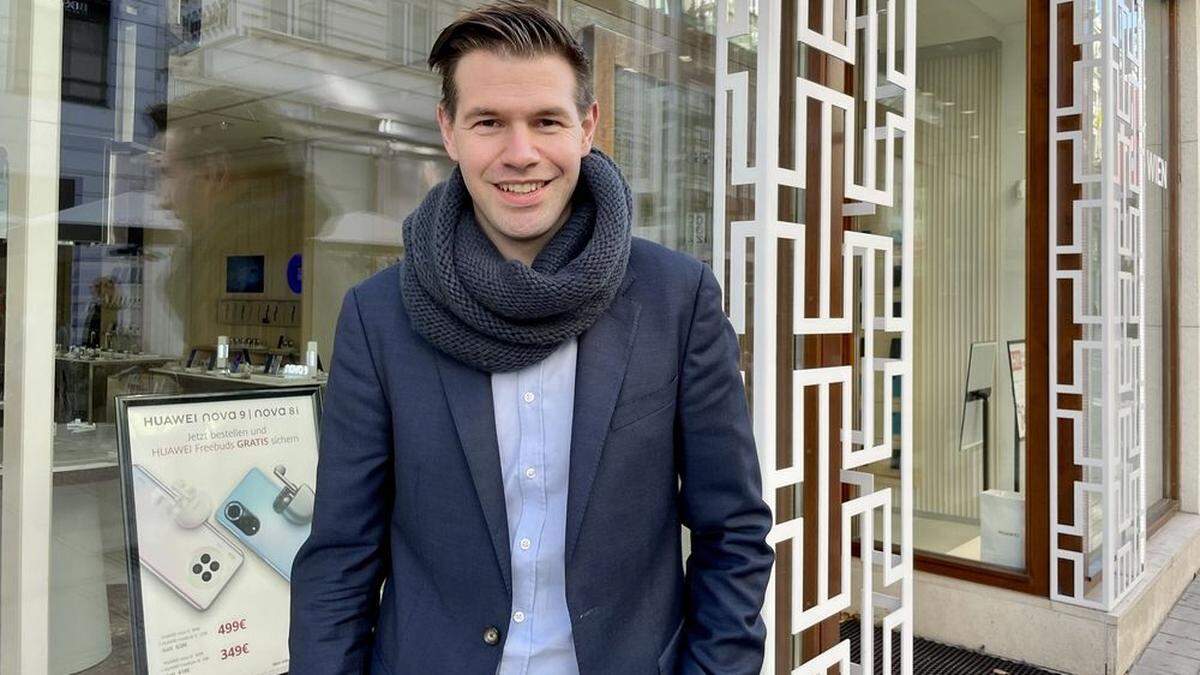 Georg Hanschitz vor seinem Flagship-Store in der Kärntner Straße in Wien 