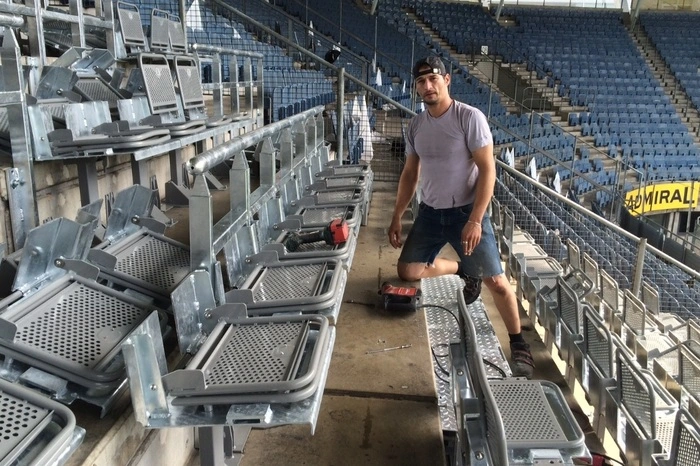 Mitarbeiter der deutschen Firma "Astrid Maier Metall/Tribünenbau" montieren die Wellenbrecher im Liebenauer Stadion.