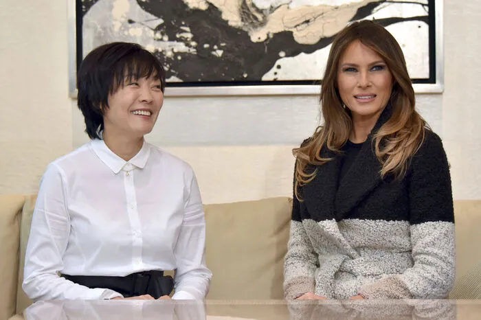 First Lady Melania Trump unternahm mit der Ehefrau des japanischen Ministerpräsidenten, Akie Abe, einen Ausflug in das Tokioter Einkaufsviertel Ginza, wo die beiden das Luxus-Perlen-Geschäft Mikimoto besuchten.