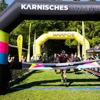 Zieleinlauf mit Krampus-Begleitung: Benedikt Ritter überquerte als Erster die Linie