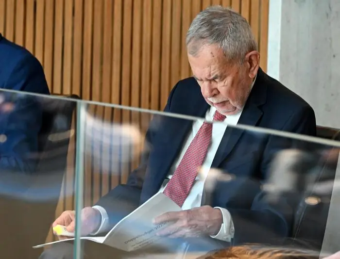 ABD0038_20250513 - WIEN - ÖSTERREICH: Bundespräsident Alexander Van der Bellen im Rahmen einer Sondersitzung des Nationalrates mit Budgetrede am Dienstag, 13. Mai 2025, im Parlament in Wien. - FOTO: APA/ROLAND SCHLAGER