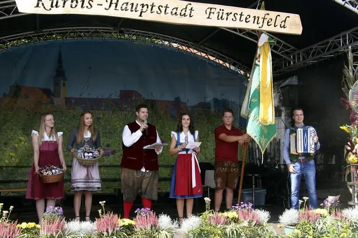 Der Verein „Kürbis Kunst Kulinarik“ mit Obmann Herbert Lebitsch begrüßte Landwirtschaftskammer-Vizepräsidentin Maria Pein, die beiden Landtagsabgeordneten Lukas Schnitzer mit Hubert Lang, Bezirksbäuerin Michaela Mauerhofer oder Partner-Bürgermeister Manfred Voit.