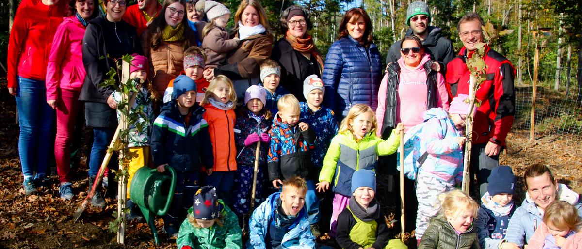 Die Familie Wogrin und der Kindergarten Bierbaum pflanzten kürzlich 35 Bäume