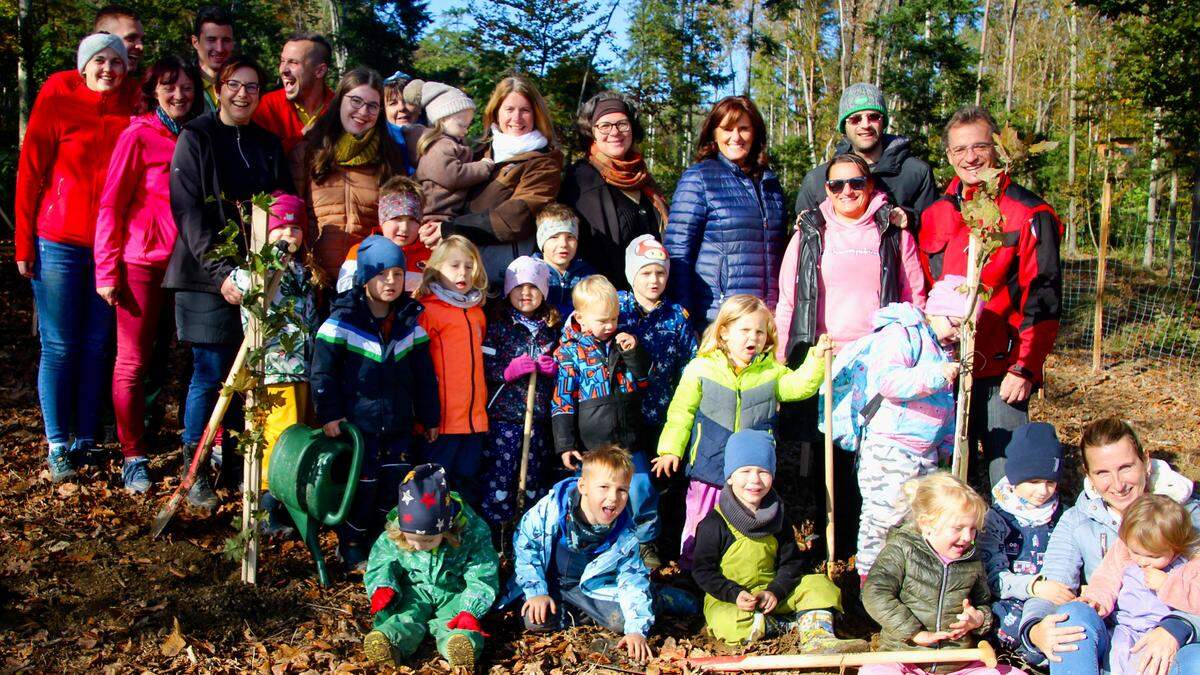 Die Familie Wogrin und der Kindergarten Bierbaum pflanzten kürzlich 35 Bäume