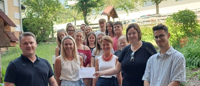 Der Erlös ging an das Volkshilfe Seniorenzentrum in Weiz: Alexander Grüner, Elisabeth Purkarthofer, Sabine Laundl, Andrea Marchat, Florian Lammer sowie die Schülerinnen und Schüler
