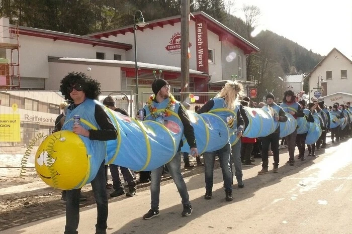 Ein rekordverdächtiger Wurm schlängelte sich durch die Rattener Straßen.