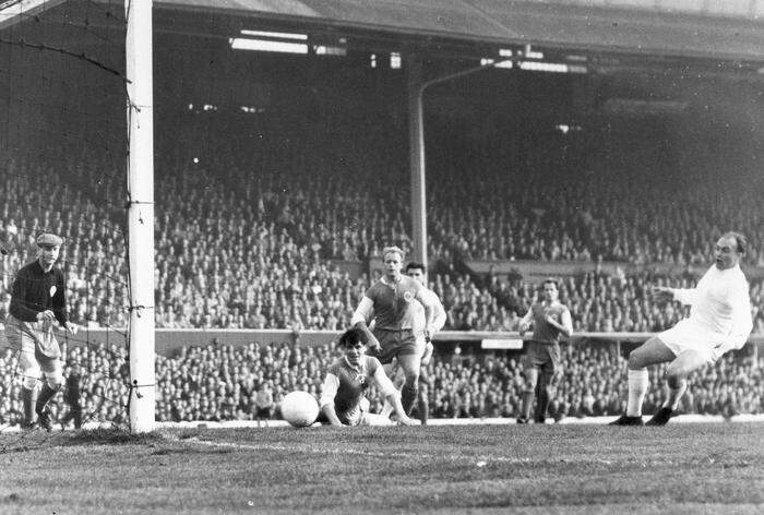 Real Madrid (rechts Alfredo di Stefano) gewann 1960 im Hampden Park gegen Frankfurt vor 127.000 Zusehern 7:3