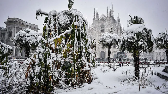 Heftige Schneefälle haben am Montag Norditalien lahmgelegt. Mailand und die ganze Lombardei lagen unter einem dichten Schneemantel, heftig schneite es im gesamten Norden von Ligurien und Piemont bis Venetien und Friaul Julisch Venetien.