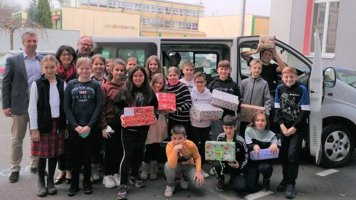 Schülerinnen und Schüler verpackten Weihnachtspakete für bedürftige Kinder in Osteuropa