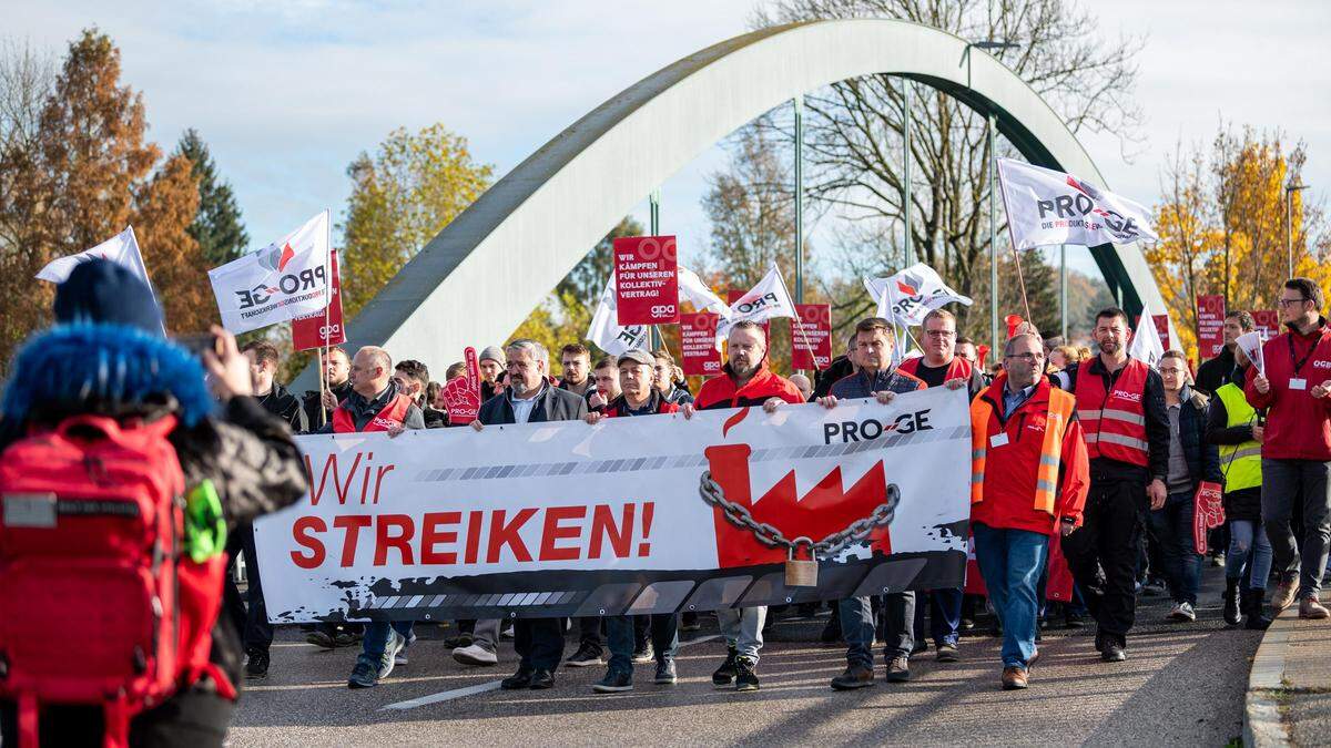 Streiks und Demos der Beschäftigten der Firma Engel am Donnerstag | Streiks und Demos der Beschäftigten der Firma Engel am Donnerstag