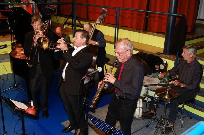 Die sechs Musiker widmeten den Abend dem Jahrhundert-Trompeter Louis Armstrong mit Hits wie "On The Sunny Side Of The Street", "Mack the Knife" oder "Hello Dolly". Eine würdige Verbeugung vor einem Jazzgiganten. Trompeter Franz Schober führte mit launischen Worten durch die reichhaltige Setliste. Die Performance der Akteure ließ keine Wünsche offen und das zahlreich erschienene Publikum dankte mit viel Applaus.