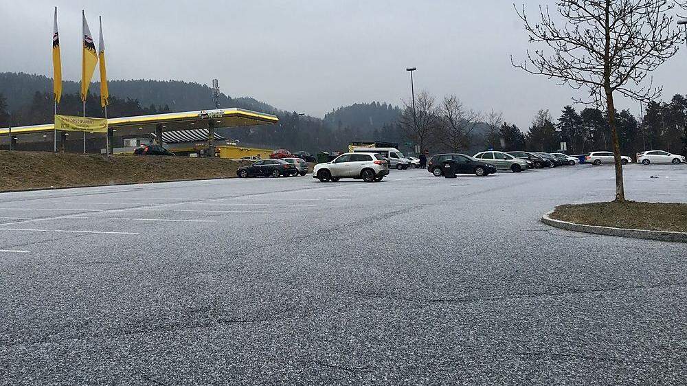 Schnee auf einem Parkplatz in Pörtschach