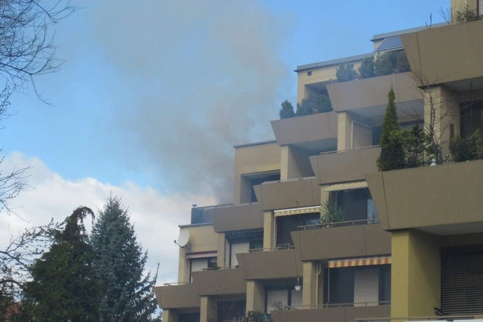 Mehrere Augenzeugen hatten beobachtete, dass es auf einer Dachterrasse brannte.