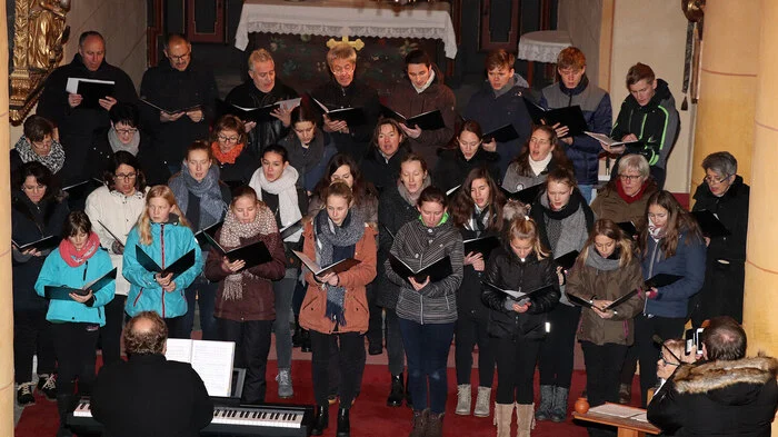 Beim Sirnitzer Adventsingen mit dabei waren der Gemischte Chor „Tonart“ und der Jugendchor unter Leitung von Andreas Schulz und dem Chorvorstand Werner Biesenberger aus der Partnergemeinde Albeck/Baden-Württemberg.