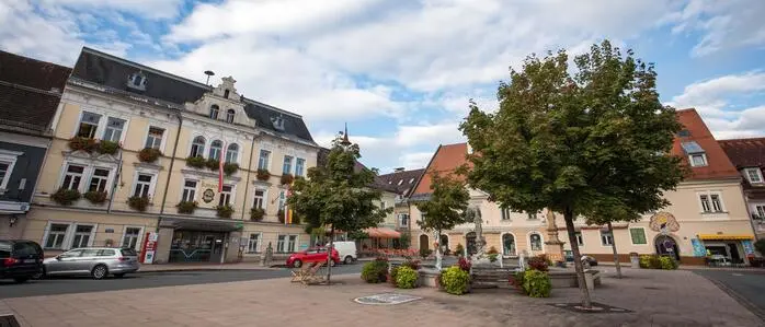 Zu sehen ist der Hauptplatz in Feldkirchen mit Blick auf das Rathaus.