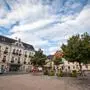 Zu sehen ist der Hauptplatz in Feldkirchen mit Blick auf das Rathaus.