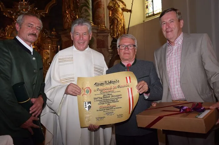 Unter den Gratulanten: Bürgermeister Franz Hierzer (Mitte) mit Vizebgm. Johann Scheucher und Gemeindekassier Vinzenz Bauer. Sie überreichten eine Urkunde: Pfarrer Knopper ist nun Ehrenbürger der Gemeinde.