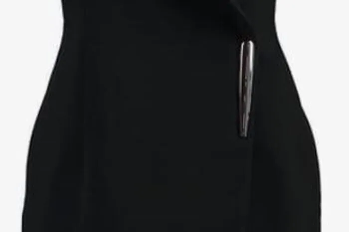 Spannung durch Spange.Wickellösung von DKNY um 269,95 Euro.