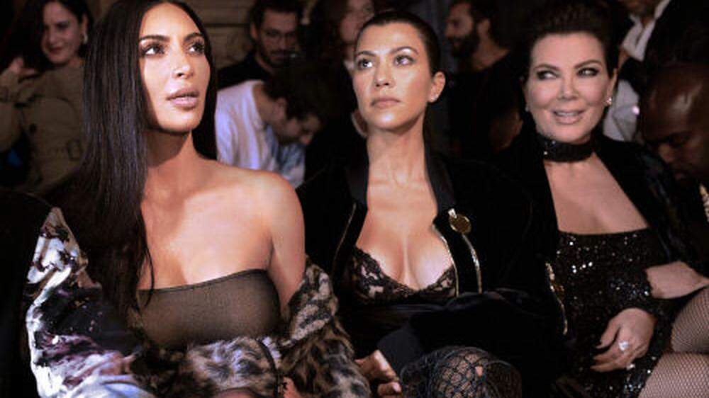Kim und Kourtney Kardashian und Kris Jenner auf einer Modeschau in Paris 2016