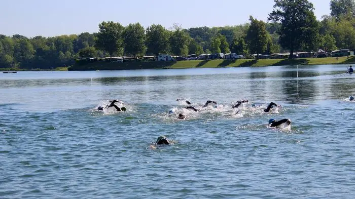 Der Röcksee wies eine Temperatur von 19 Grad für die Triathleten auf