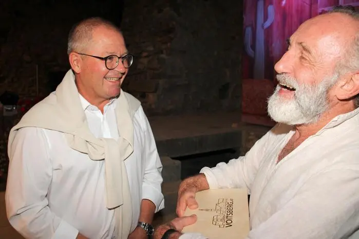 Bürgermeister Bernd Osprian übergab Markovics eine Auswahl an edlen Weinen aus der Lipizzanerheimat...
