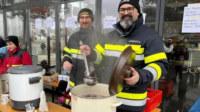 Während sich die Zuschauer in dicke Schals und Mäntel hüllten, zogen sich 22 Eis-Schwimmer ihre Badeanzüge an und „sprangen“ in den zugefrorenen See. 