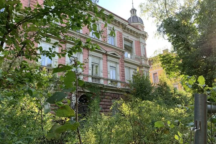 Nun steht das Zinshaus nämlich zum Verkauf.