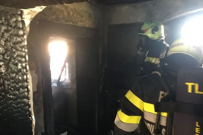 Eine zufällig vorbeifahrende Polizeistreife entdeckte den Brand und alarmierte die Feuerwehr. Die Polizisten halfen, eine pflegebedürftige 88-Jährige aus dem Gefahrenbereich zu retten.