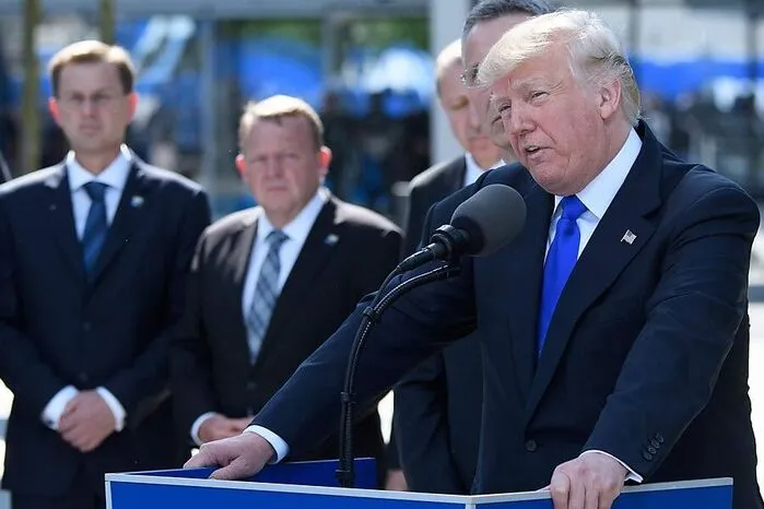 Europa sollte anders werden. Eine als Grußwort geplante Rede zu einem Denkmal für die Attacke auf das World Trade Center vor dem neuen NATO-Hauptquartier nutzte der Präsident für eine Standpauke. Er übte seine Macht auf die anderen aus, gab sich als Oberbefehlshaber. Als US-Präsident hat er Autorität in der NATO, sein Land ist bei weitem das zahlungskräftigste Mitglied. Lakonisch sagte er: "Ich habe niemals gefragt, nicht einmal, was das neue NATO-Hauptquartier kostet. Ich weigere mich, das zu tun. Aber es ist wunderschön."