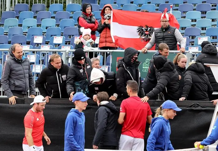 BAD WALTERSDORF,AUSTRIA,15.SEP.24 - TENNIS - ITF Davis Cup, World Group I, play off, Austria vs Turkey. Image shows Lucas Miedler (AUT), Alexander Erler (AUT) and fans.
Photo: GEPA pictures/ Hans Oberlaender