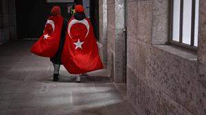 Die türkischen Fußballfans bringen sich in Stellung