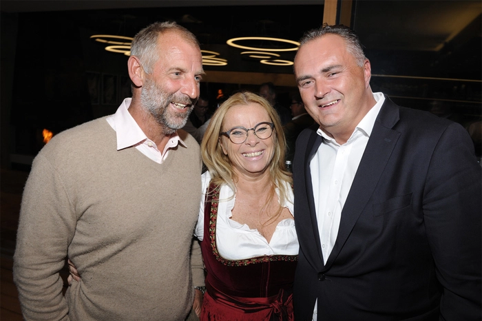 Beim „Grand Opening“ trafen sich Freunde, Wegbegleiter und Promis zum gemütlichen Stelldichein. Sportlegende Thomas Muster ist nicht nur Nachbar, sondern hat das Lokal von Anfang mitentwickelt - und machte auch die Bauaufsicht. Rechts neben Beatrix Drennig: Minister Hans Peter Doskozil