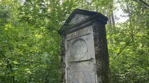 Versteckt im Wald befindet sich ein letzter Überrest des jüdischen Friedhofs des Kriegsgefangenenlagers Feldbach