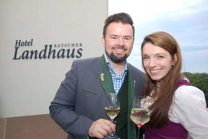 Die Gratulantenschar brachte jede Menge Glückwünsche und Geschenke. Darunter einen Champagner-Säbel aus Damaszener-Stahl von Goldschmied Gerald Gröbner, der sofort getestet wurde. Gastgeber Andreas und Michaela Muster und ihr Team verwöhnten die Anwesenden mit feinster Landhaus-Kulinarik. Pfarrer Bernhard Preiß segnete den stilvollen Zubau der ab nun mit zwölf Zimmern und einem großen Empfangsbereich die zukünftigen Gäste erwartet.