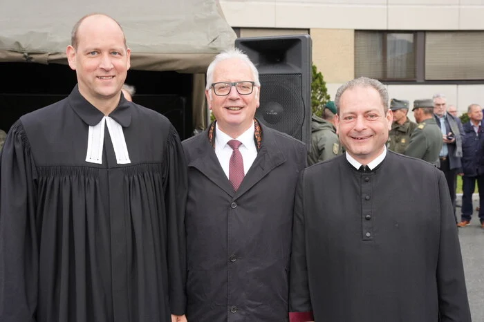 Landtagspräsident Reinhart Rohr mit den beiden Militärpfarrern Johannes Hülser und Anselm Kassin
