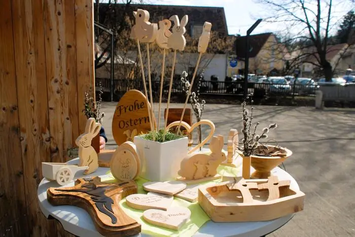 Die künstlerische Bandbreite reichte diesmal von Erzeugnissen aus Holz und Glas, Metallarbeiten, Modeschmuck, bis hin zu floristischen Dekorationen, verschiedenste Stickereiarbeiten und Keramik. 