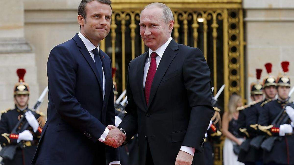 Macron und Putin: Fester Händedruck, schmale Lippen 