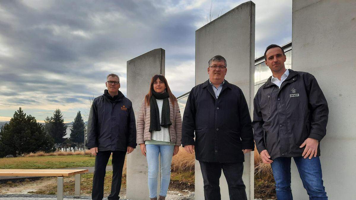 Hermann Dittrich, Bestattung Eden, Pfarrsekretärin Jutta Raudner, Pfarrer Giovanni Prietl und Johann Großschädl, Bestattung Großschädl 