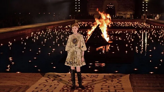 Feuerzungen erhellen die Nacht in Marrakesch um den El Badi Palace.