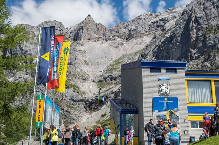 Denn im Sommer ist der Dachstein fest in Touristenhand.
