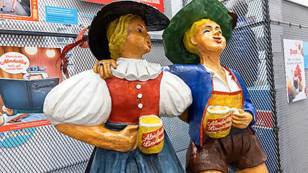 Das Trachtenpärchen, untrennbar mit der Marke Almdudler verbunden