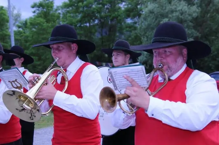 Ein herrlicher Sommertag, flotte Marschmusik, schmucke Trachten und Uniformen machten das Fest zu einem Erlebnis. 