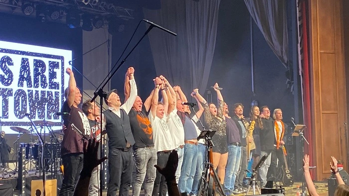 Klicken Sie sich durch einige fotografische Impressionen von dem zündenden Konzertabend in der Mehrzweckhalle Trofaiach!