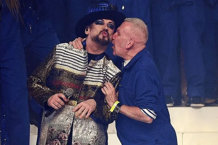  Zu Gaultiers letztem Defilee wurde ein Musical aufgeführt, bei dem prominente Künstler wie der britische Sänger Boy George auftraten.