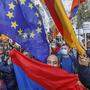 Drinnen im Ratsgebäude befasste sich der EU-Gipfel mit Außenpolitik, draußen protestierten die Menschen gegen die Eskalation in Berg-Karabach