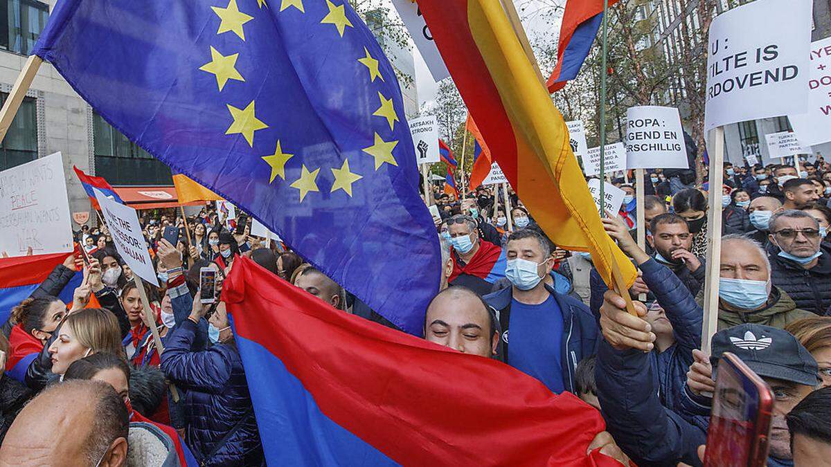 Drinnen im Ratsgebäude befasste sich der EU-Gipfel mit Außenpolitik, draußen protestierten die Menschen gegen die Eskalation in Berg-Karabach