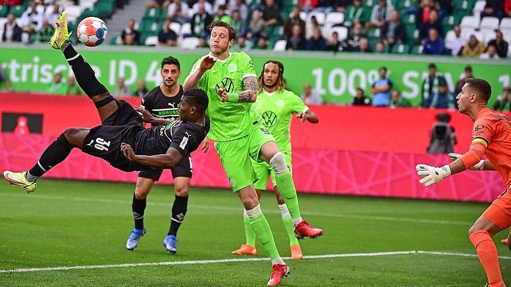 Embolo trifft per Fallrückzieher zum 1:0 für Gladbach gegen Wolfsburg