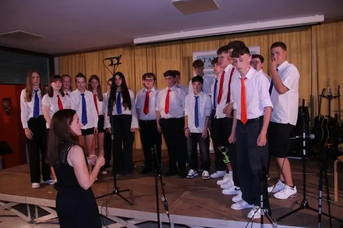In kunterbunter Folge wurden die musikalische Arbeit sowie Projekte des Schuljahres präsentiert. Für die Lieder, Tänze und Musikstücke gab es lang anhaltenden und donnernden Applaus. 