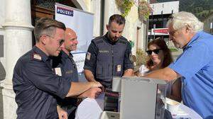Die Leute besprachen ihre Probleme mit den Polizisten und Bürgermeisterin Andrea Heinrich (SPÖ)